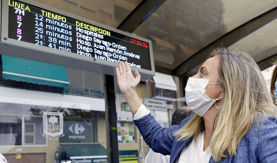 La consejera de Fomento observa los paneles informativos de la estación de autobuses de Huelva, en una imagen de archivo.