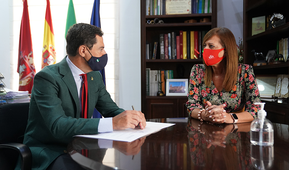 El presidente de la Junta de Andalucía, reunido con la alcaldesa de Osuna.