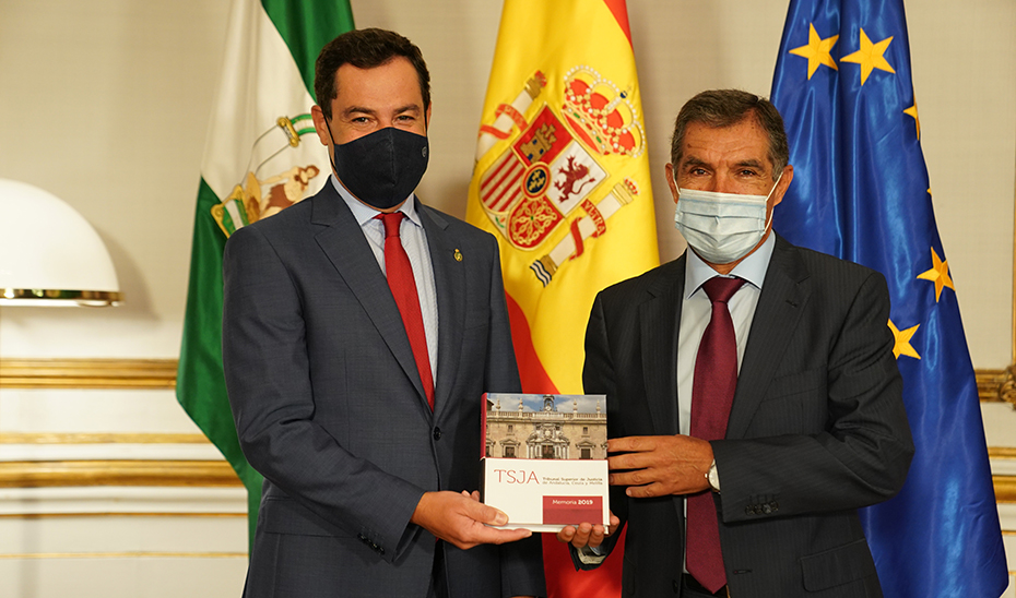 Juanma Moreno y Lorenzo del Río, durante la entrega de la memoria del TSJA.