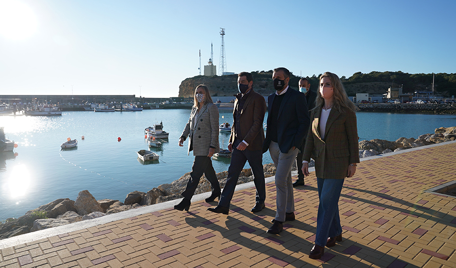 Moreno, junto a Marifrán Carazo, consejera de Fomento; Ana Mestre, delegada del Gobierno en Cádiz, y Juan Manuel Bermúdez, alcalde de la localidad.