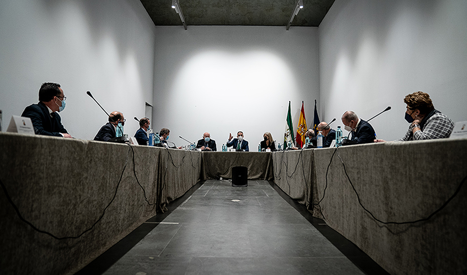 Reunión de los consejeros Elías Bendodo, Jesús Aguirre y Patricia del Pozo con las Agrupaciones de Cofradías de Andalucía.