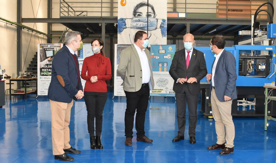 El consejero de Educación y Deporte, en las nuevas instalaciones del IES Fernando III de Martos (Jaén).