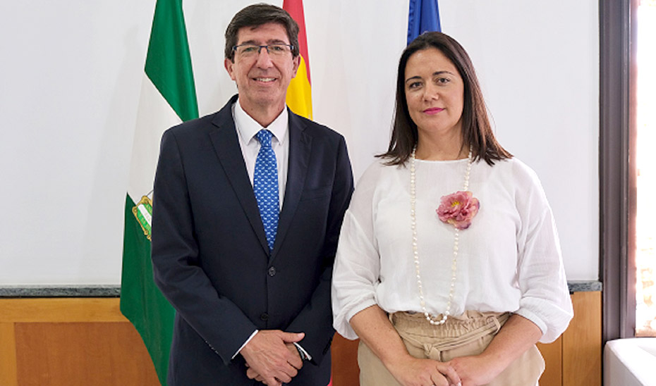 El vicepresidente de la Junta, Juan Marín, con la secretaria general de Regeneración, Racionalización y Transparencia, Nuria Gómez.