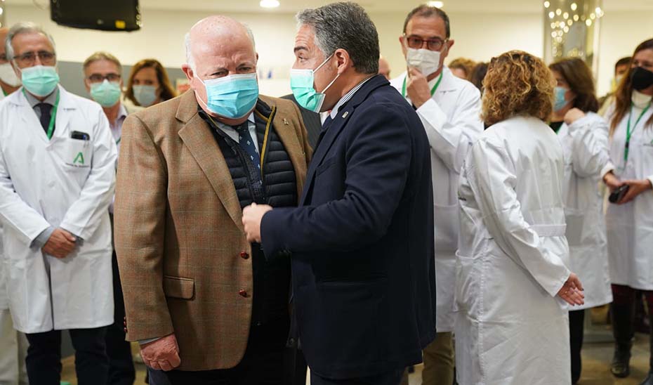 Elías Bendodo y Jesús Aguirre, en el centro hospitalario.