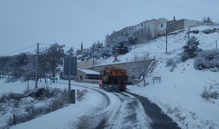 Actuación de efectivos del Plan Vialidad Invernal esta mañana en Cañadas de Cañepla, en Almería (Foto: Consejería de Fomento).