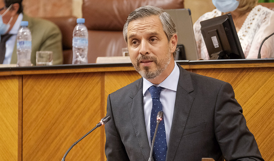 El consejero de Hacienda y Financiación Europea, Juan Bravo, durante el pleno del Parlamento.