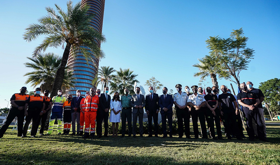 Foto de familia del presidente con los participantes en el homenaje de la capital hispalense.