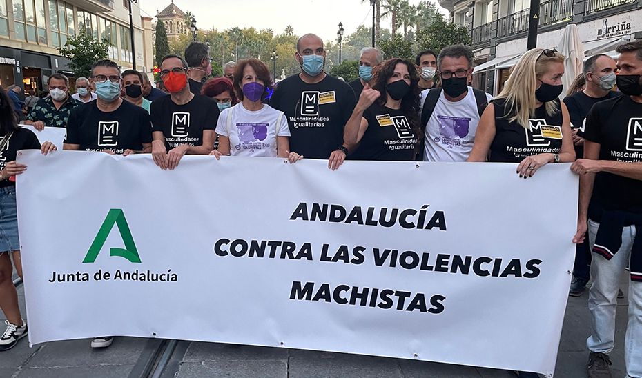 La consejera de Igualdad, Rocío Ruiz, este jueves en la cabeza de la manifestación con una pancarta contra las violencias machistas.