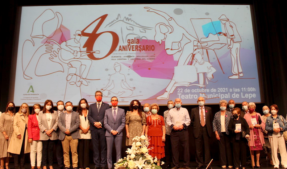 La consejera Rocío Ruiz junto a los participantes en la gala de los 40 años de los seis CPA de Huelva.