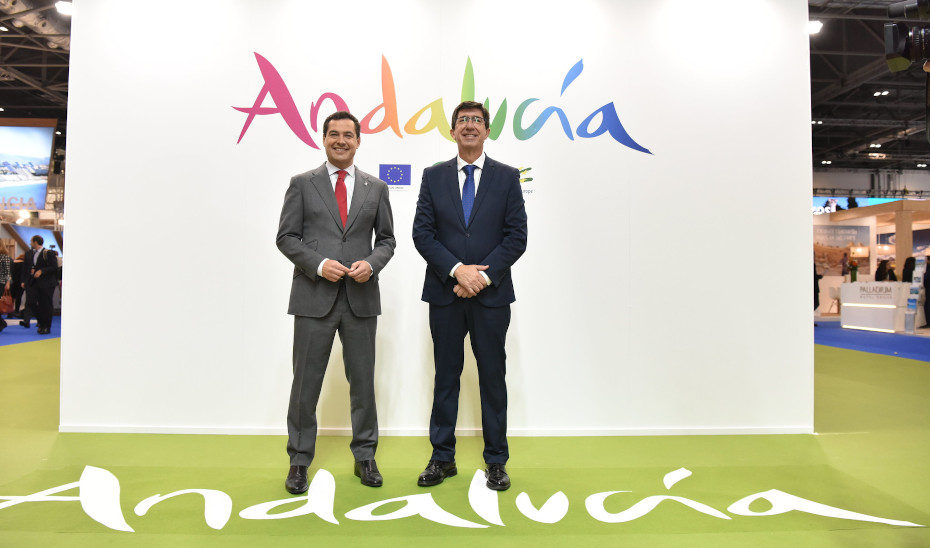 El presidente Juanma Moreno y el vicepresidente Juan Marín en la World Travel Market (WTM) de Londres en 2019.