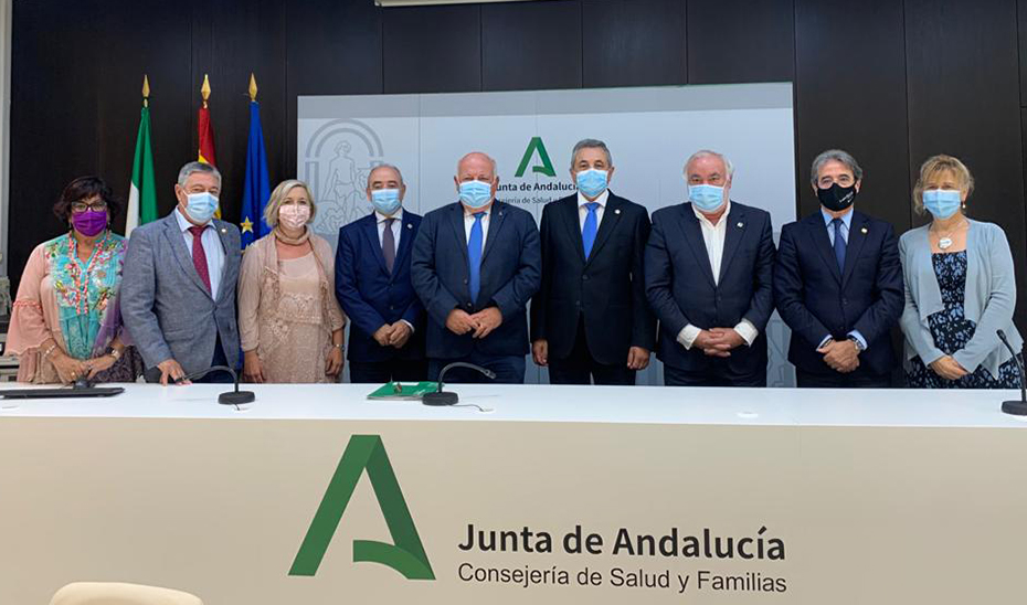 El consejero Jesús Aguirre, con los representantes del Consejo Andaluz de Enfermería.