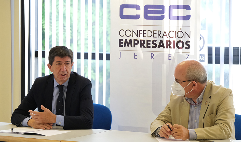 El vicepresidente de la Junta, Juan Marín, interviene en el encuentro junto al presidente de la Confederación de Empresarios de Cádiz, Javier Sánchez Rojas.