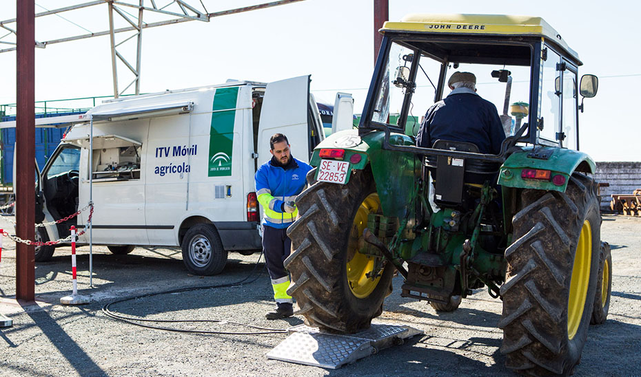 Un técnico realiza la inspección a un tractor valiéndose de una unidad móvil para la ITV de los vehículos agrícolas. Foto: Julio Vergne.