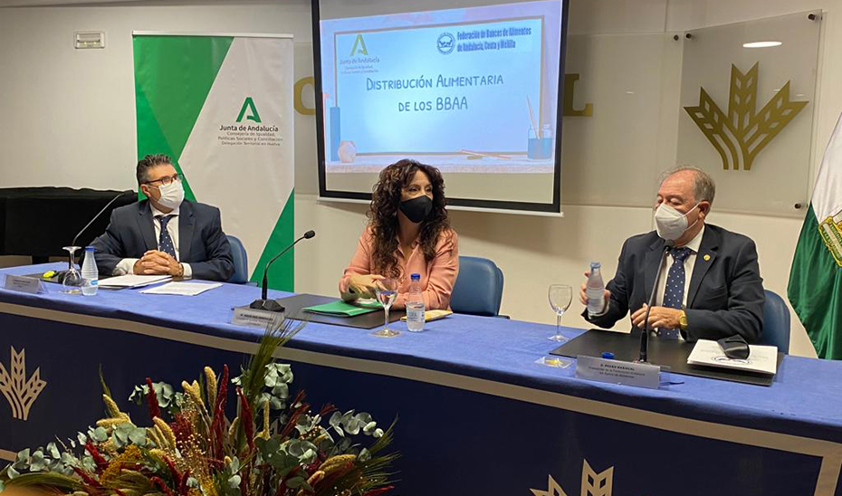 La consejera Rocío Ruiz interviene junto a los responsables de Bancos de Alimentos de Andalucía.
