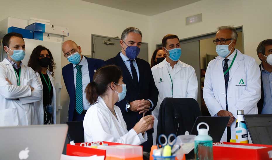 Elías Bendodo visitó las nuevas instalaciones de investigación en uro-oncología en el Hospital Valle del Guadalhorce.