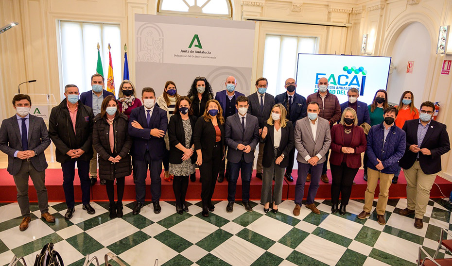 Las consejeras Carmen Crespo y Marifrán Carazo con los alcaldes del área metropolitana de Granada que han constituido el grupo de trabajo.