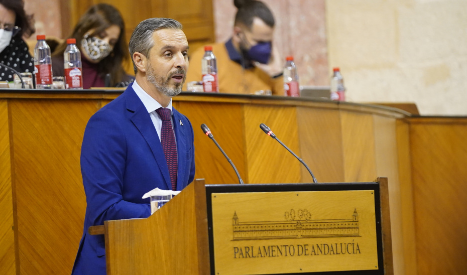 El consejero Juan Bravo intervine en el debate sobre el proyecto de Presupuestos para 2022 en el pleno del Parlamento andaluz.