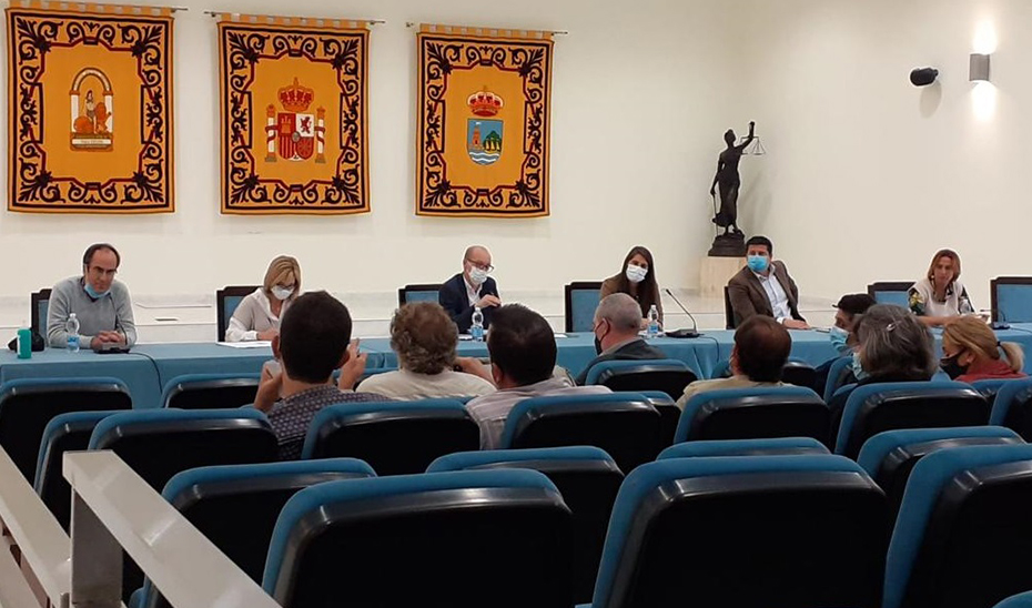 Integrantes del grupo de trabajo técnico-científico, reunidos este miércoles en Estepona.
