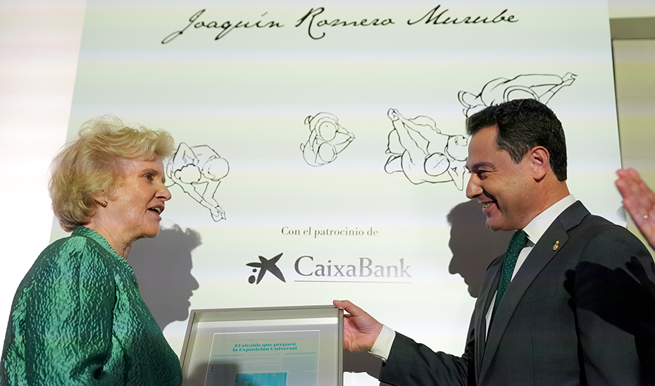 El presidente de la Junta, Juanma Moreno, hace entrega a Soledad Becerril del Premio Romero Murube que concede el diario ABC.