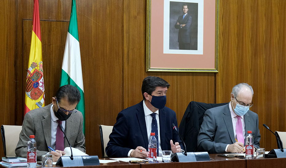 El vicepresidente de la Junta y consejero de Turismo, Juan Marín, durante la comisión parlamentaria.