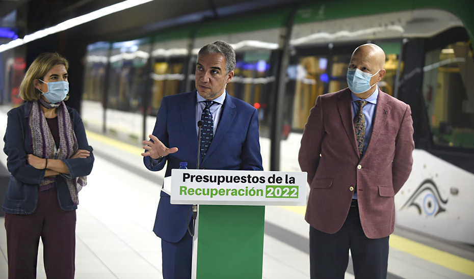 Elías Bendodo, junto a Rocío Blanco y Javier Imbroda, en la presentación, en el metro de Málaga, de los presupuestos andaluces para 2022.
