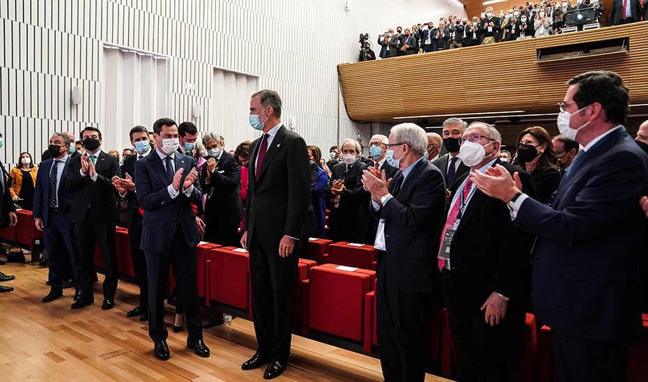Juanma Moreno y el resto de asistentes al congreso dedican una ovación al rey Felipe VI. 