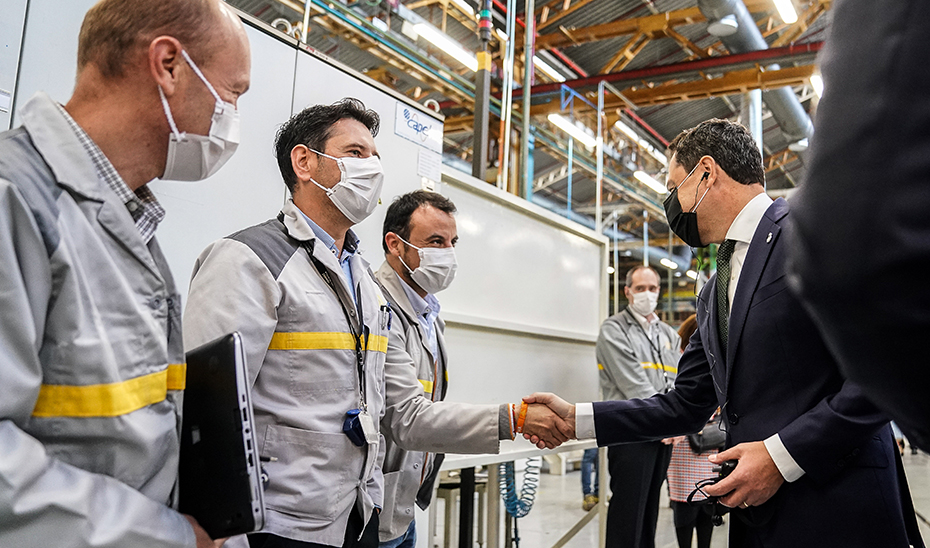 Juanma Moreno saluda a algunos de los trabajadores de la fábrica de Renault en Sevilla, durante su visita a la planta.