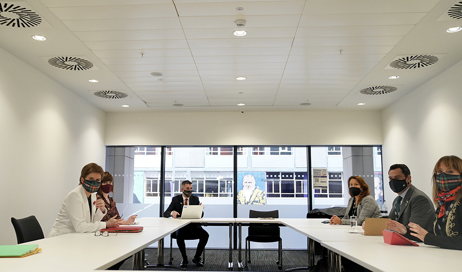 El presidente de la Junta, Juanma Moreno, reunido con la primera ministra de Escocia, Nicola Sturgeon, en Glasgow.