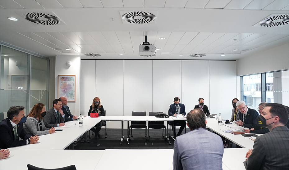 El presidente andaluz, Juanma Moreno, reunido con representantes del estado alemán de Baden-Württemberg, en el marco de la COP26.