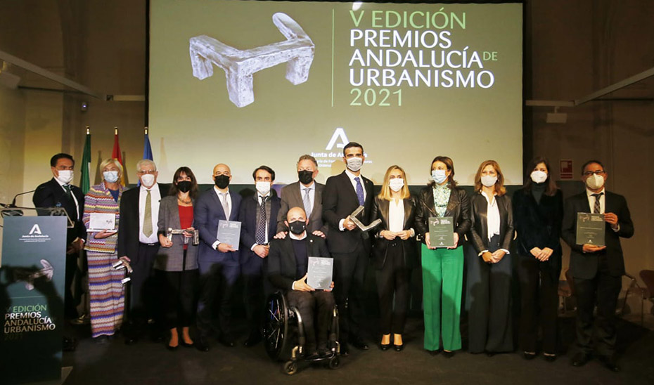 La consejera de Fomento, Marifrán Carazo, posa con los galardonados en los V Premios de Andalucía de Urbanismo.