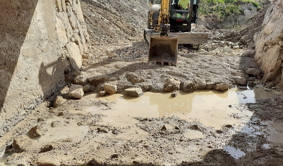 Trabajos de reparación en una de las vías de Cazorla afectadas por la lluvia.