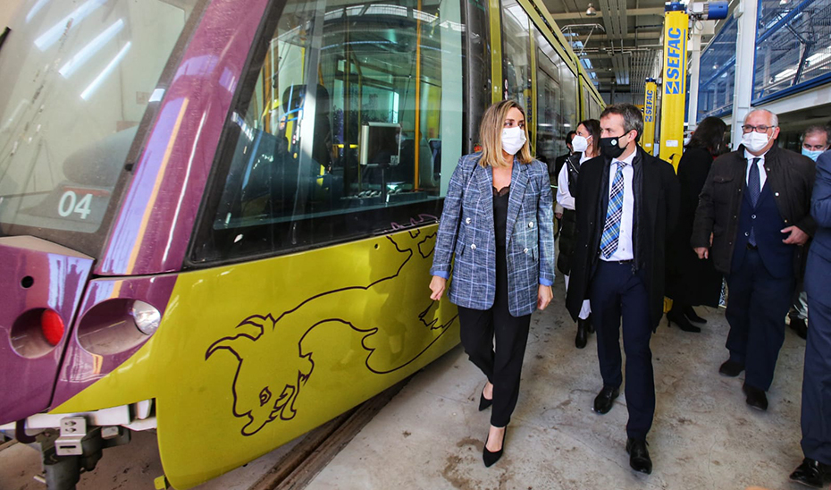 Carazo visita, con el resto de autoridades, los talleres y las unidades móviles del Tranvía de Jaén.