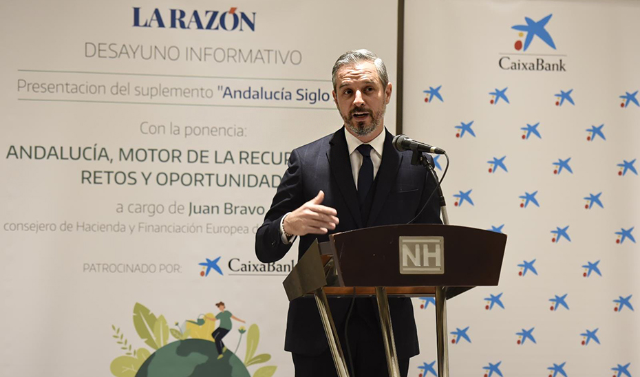 El consejero de Hacienda, Juan Bravo, en un momento de su intervención en el desayuno informativo de La Razón.