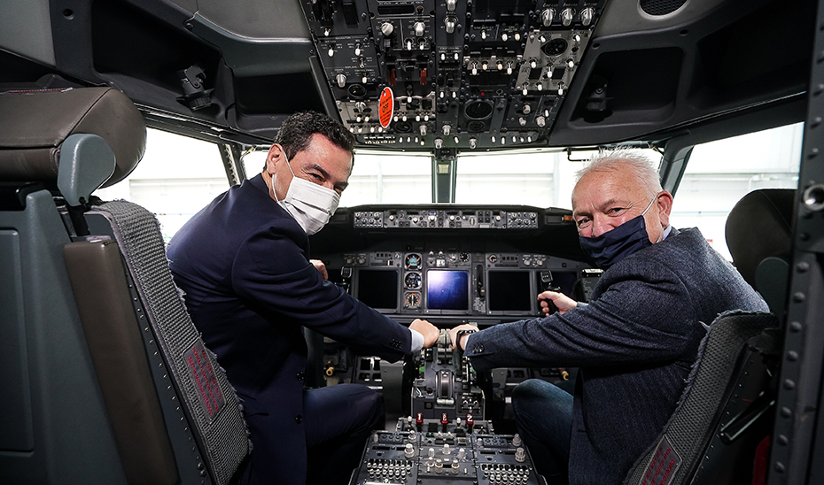 El presidente Juanma Moreno y el consejero delegado de Ryanair, Eddie Wilson, en el interior de la cabina de un avión.