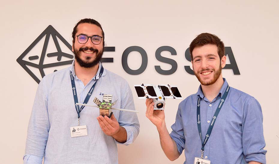 Los responsables de la firma Fossa Systems con uno de sus satélites.