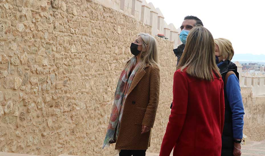 La consejera de Cultura y Patrimonio Histórico, Patricia del Pozo, contemplando este viernes la Alcalzaba de Almería junto al alcalde.