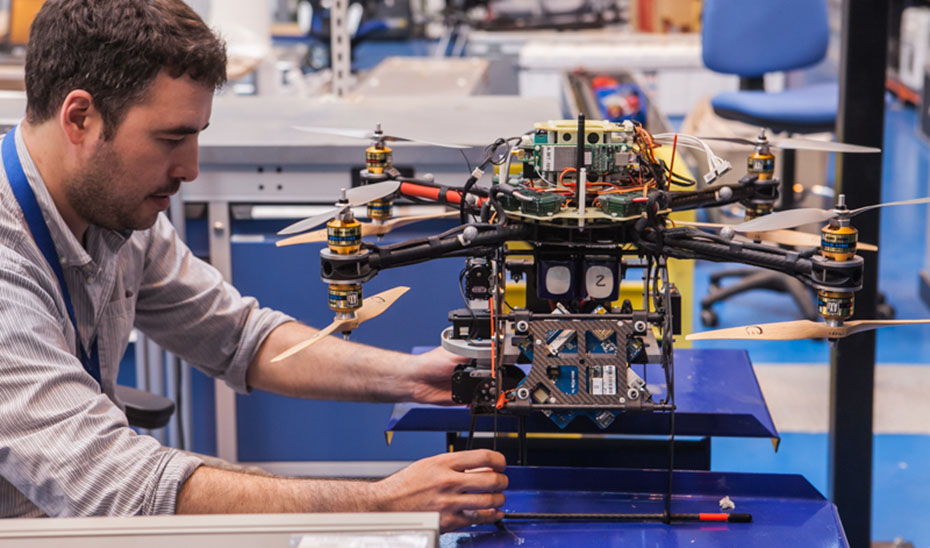 Un técnico trabajando con un dron.