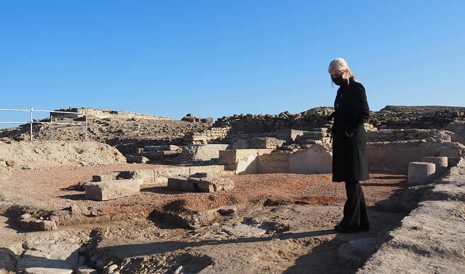 La consejera de Cultura y Patrimonio Histórico, Patricia del Pozo, en el yacimiento arqueológico de Ategua.