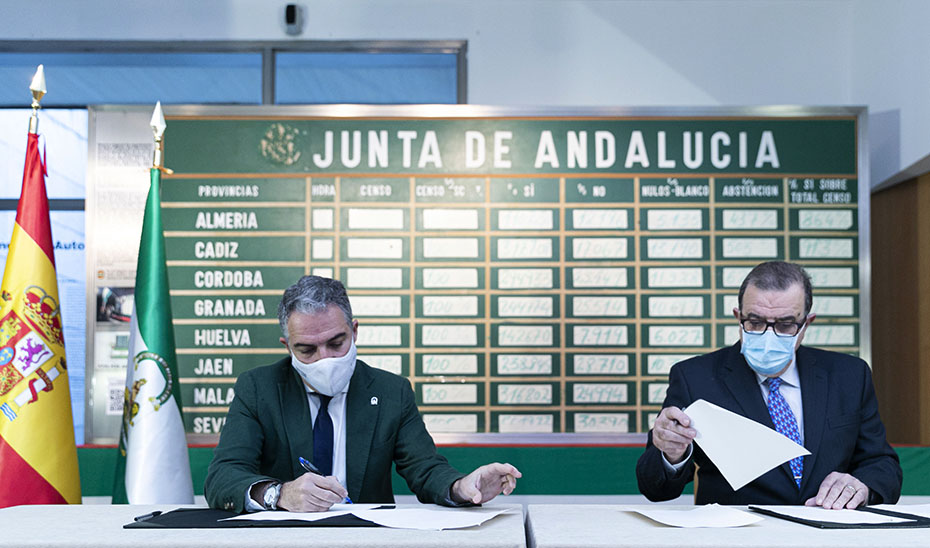 Elías Bendodo y José Rodríguez de la Borbolla, durante la firma del convenio.