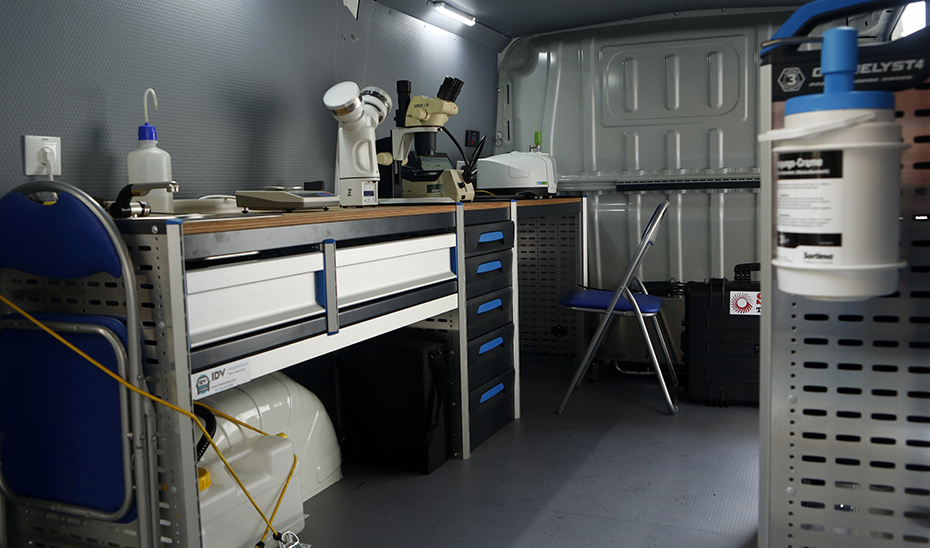 Interior del laboratorio móvil del IAPH, dotado con recursos tecnológicos de última generación para conservar el patrimonio.