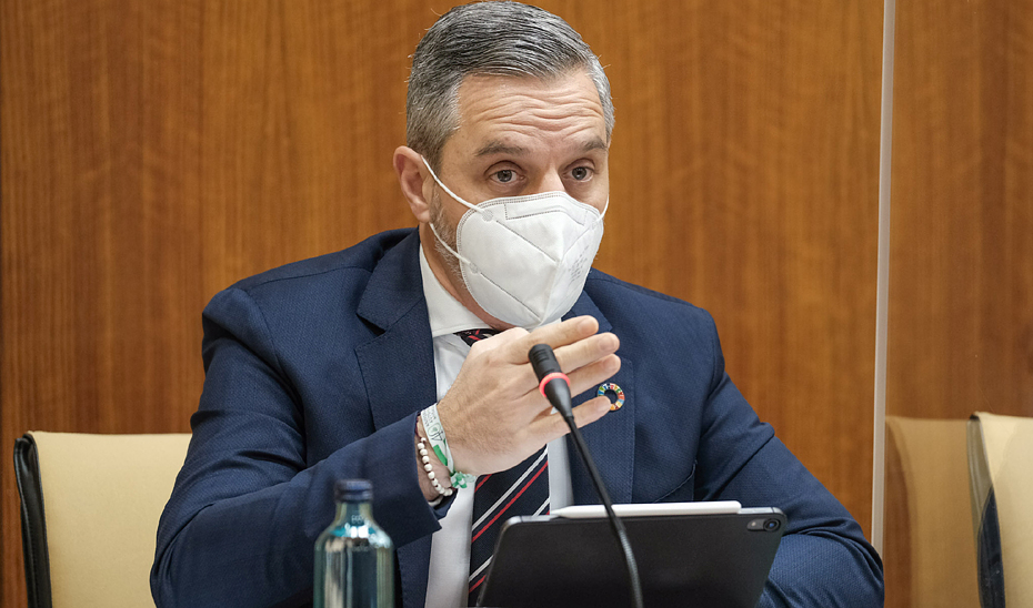 El consejero de Hacienda y Financiación Europea, Juan Bravo, durante su comparecencia en la Comisión de Hacienda del Parlamento andaluz.