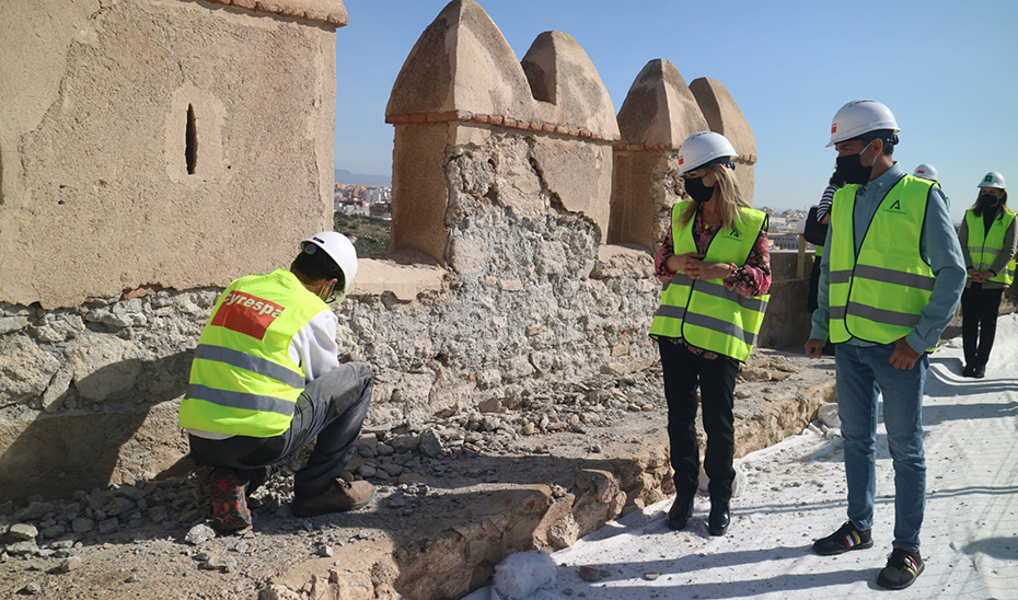 Patricia del Pozo, durante su visita al inicio de las obras en la Muralla Norte del Primer Recinto en la Alcazaba de Almería
