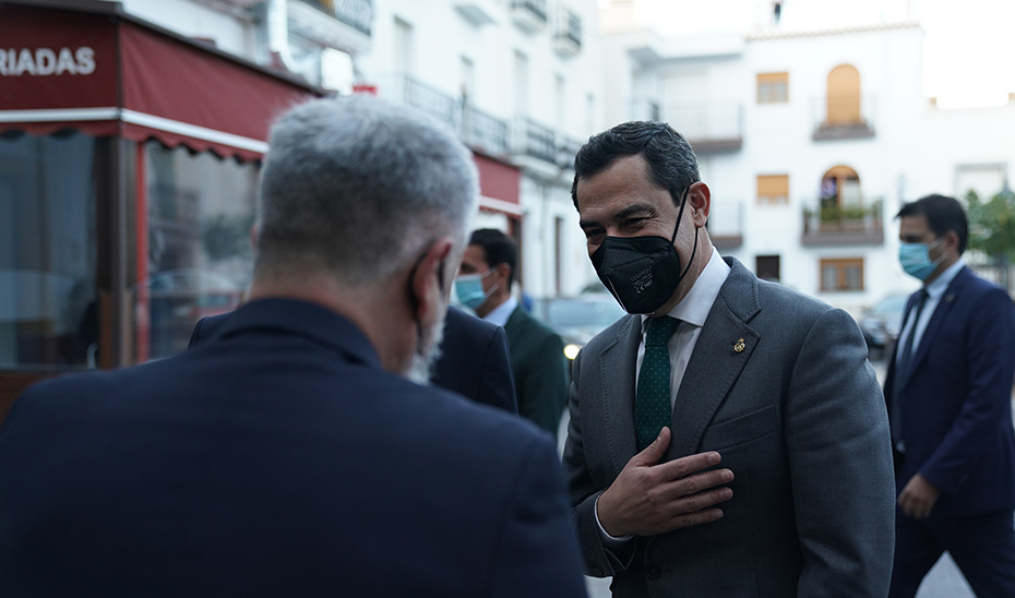 El presidente de la Junta, a su llegada a Abla, saluda a las autoridades.