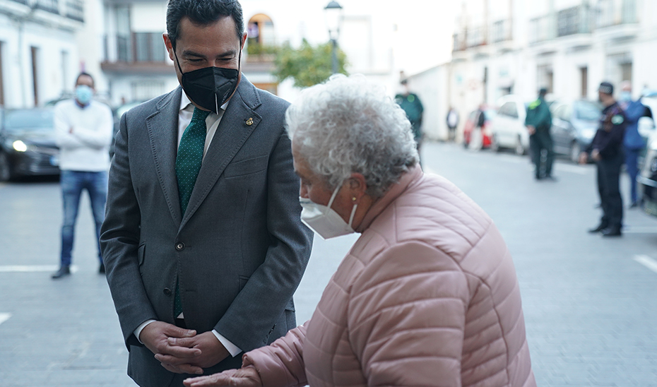 Juanma Moreno, con una vecina de Abla, durante su visita al municipio almeriense de Abla.