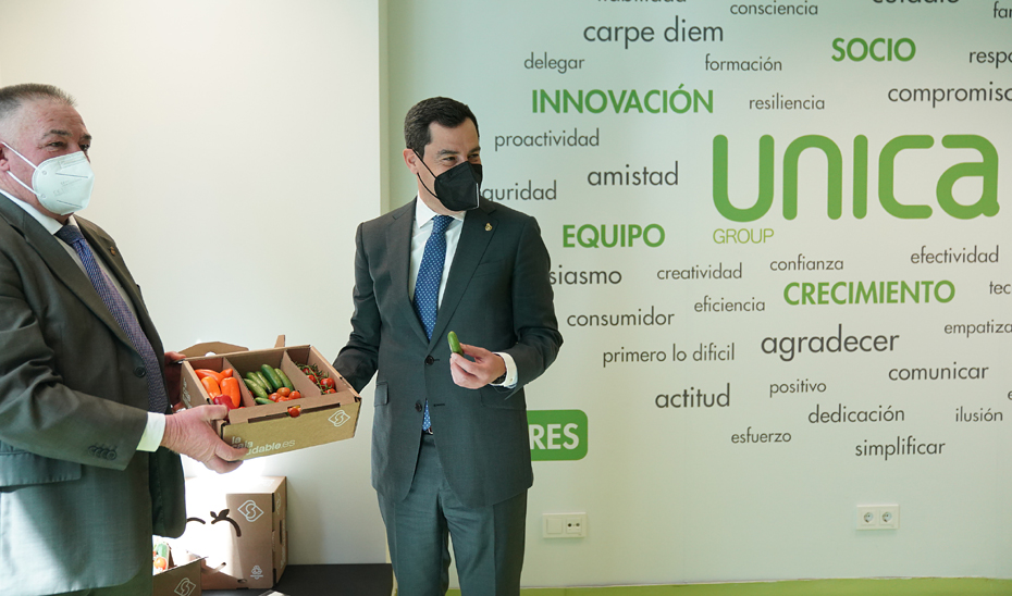 Juanma Moreno, durante la visita en Almería las instalaciones de Unica Group, la mayor cooperativa hortícola de España.