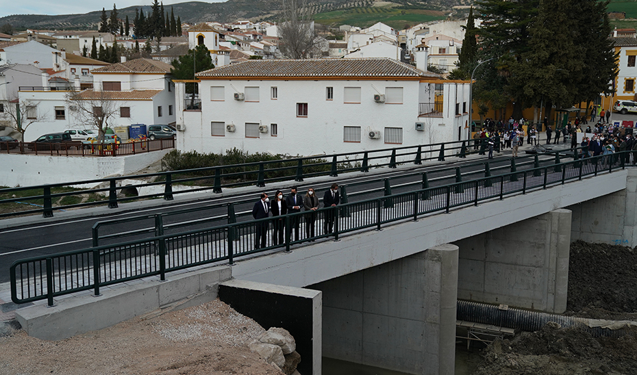 El presidente de la Junta, junto con el resto de autoridades, en la nueva infraestructura.