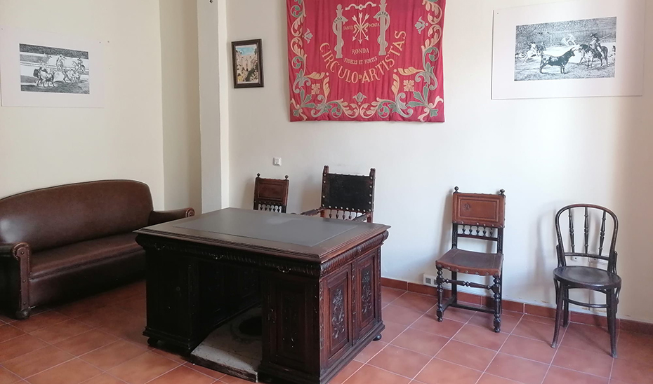 La mesa donde se firmó el acuerdo por el que se convirtieron en "insignias" de Andalucía la bandera blanquiverde y el escudo de Hércules.