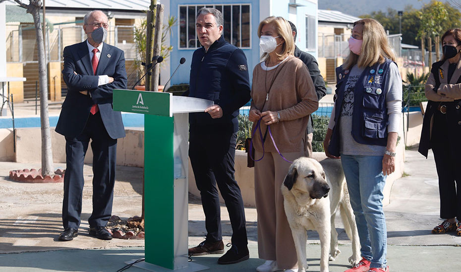 El consejero Elías Bendodo, durante su visita a la Sociedad Protectora de Animales y Plantas de Málaga.