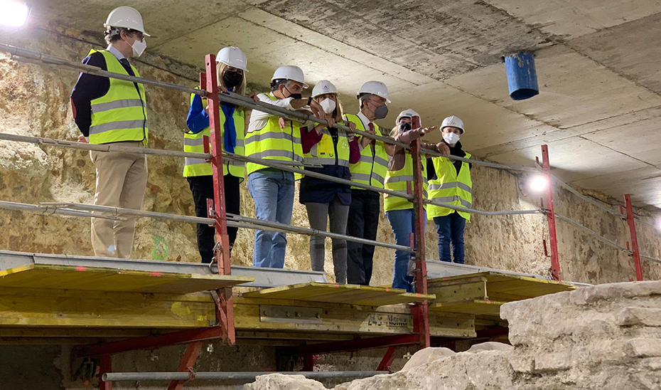 Los consejeros Elías Bendodo, Marifrán Carazo y Patricia del Pozo con el alcalde de Málaga revisando las obras arqueológicas del metro.