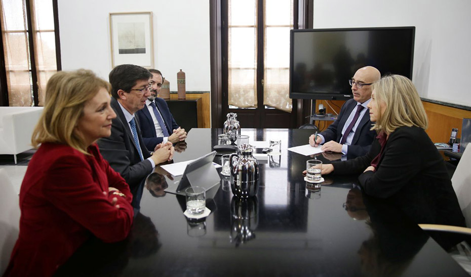 Reunión del vicepresidente de la Junta y consejero de Turismo, Regeneración, Justicia y Administración Local, Juan Marín, con los representantes de los colegios andaluces de abogados y procuradores.